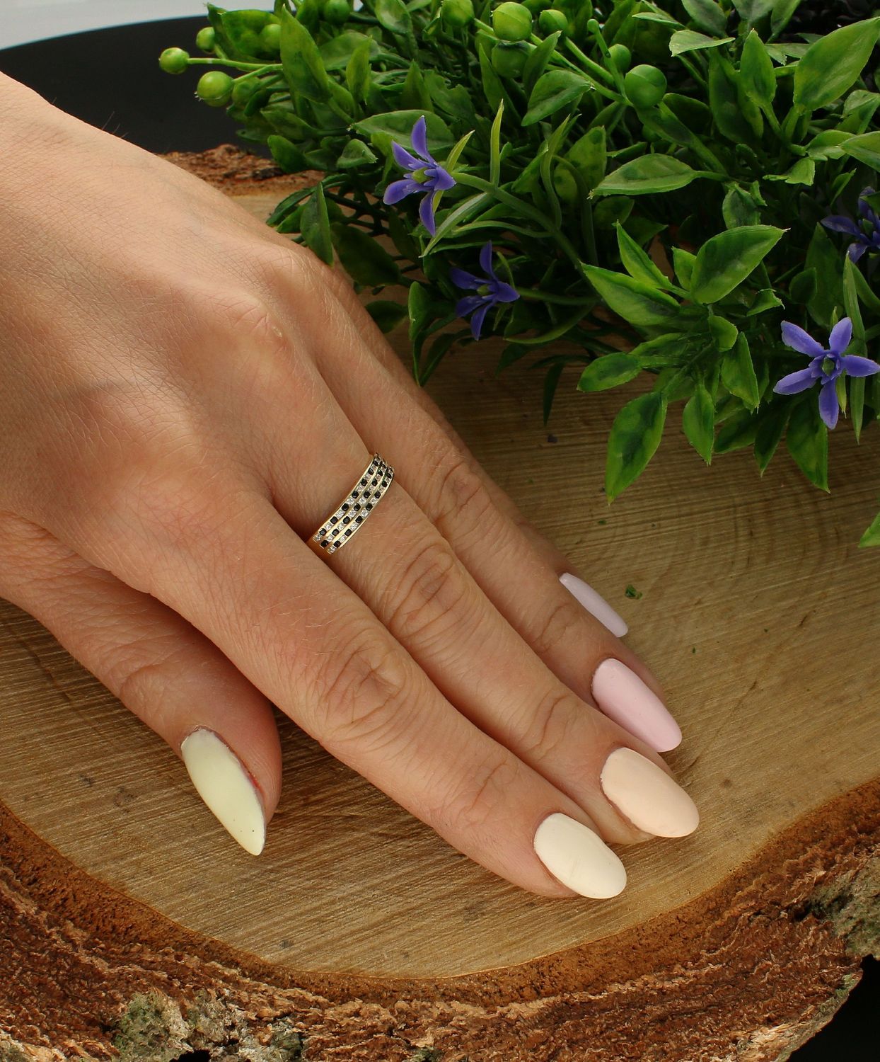 Złoty pierścionek 333 'Szachownica' PI 6058B 333. Złoty pierścionek zaręczynowy. Złoty pierścionek z cyrkoniami. Czarna cyrkonia. Żółte złoto. Pierścionek idealny dla każdej kobiety. Piękny pierścionek na prezent (2).jpg